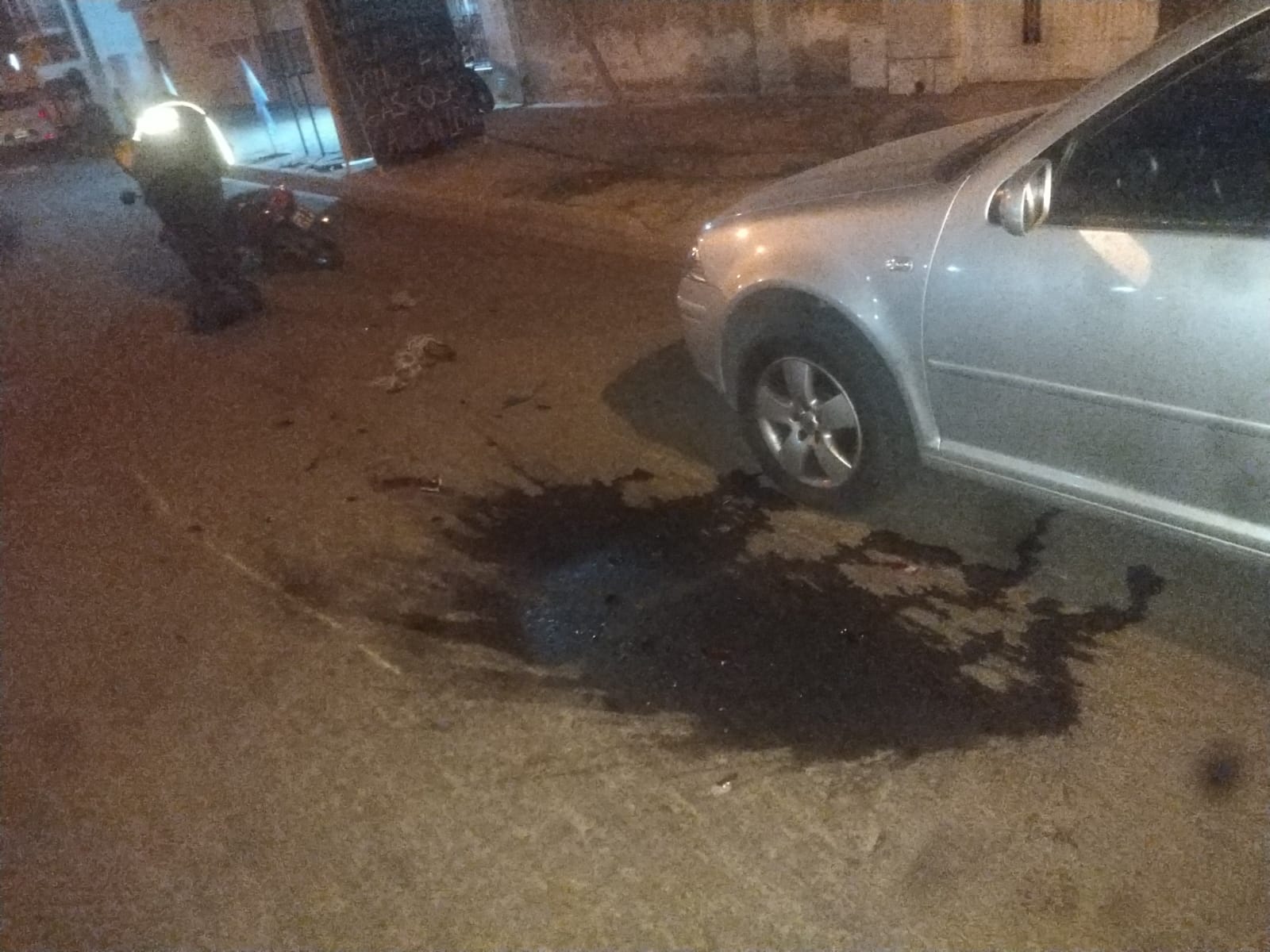Iban en moto y se chocaron un auto estacionado en calle 17 y 108: El conductor y su acompañante fueron hospitalizados