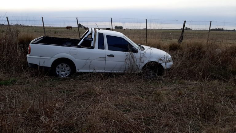 Una camioneta se despistó en Ruta 4 cerca de General Pico: El conductor sufrió lesiones leves y fue asistido
