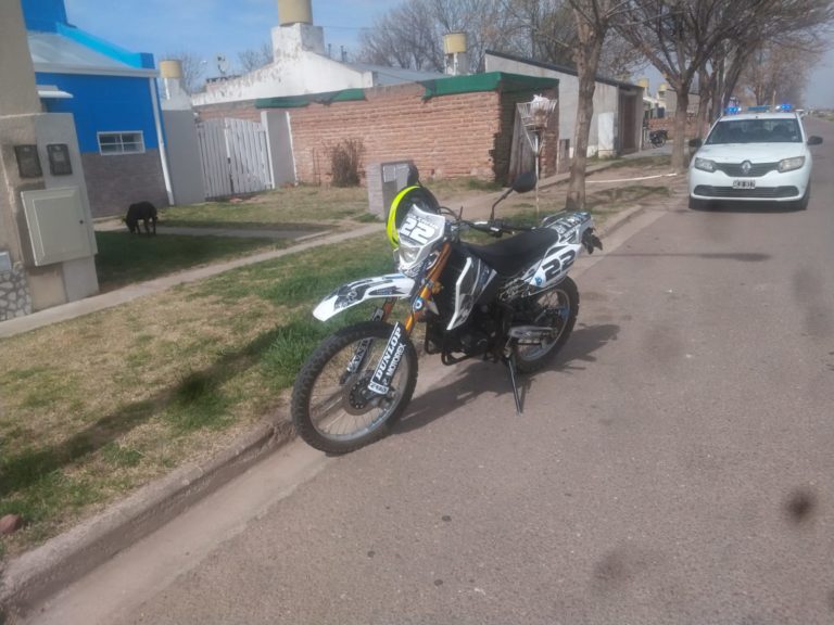 Se le cruzó un perro, se cayó de la moto y terminó hospitalizada