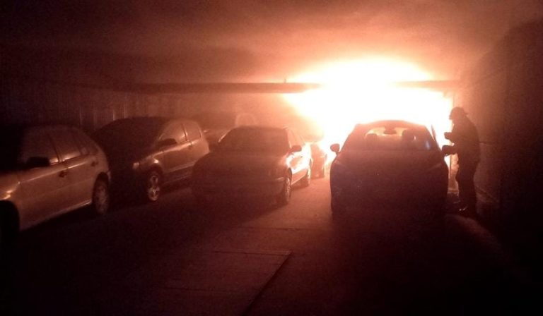 Impresionante incendio en horas de la madrugada: el fuego destruyó dos autos en una concesionaria