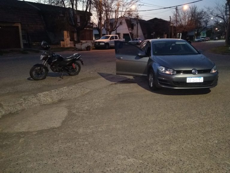 Choque entre moto y auto dejó como saldo un joven de 17 años hospitalizado