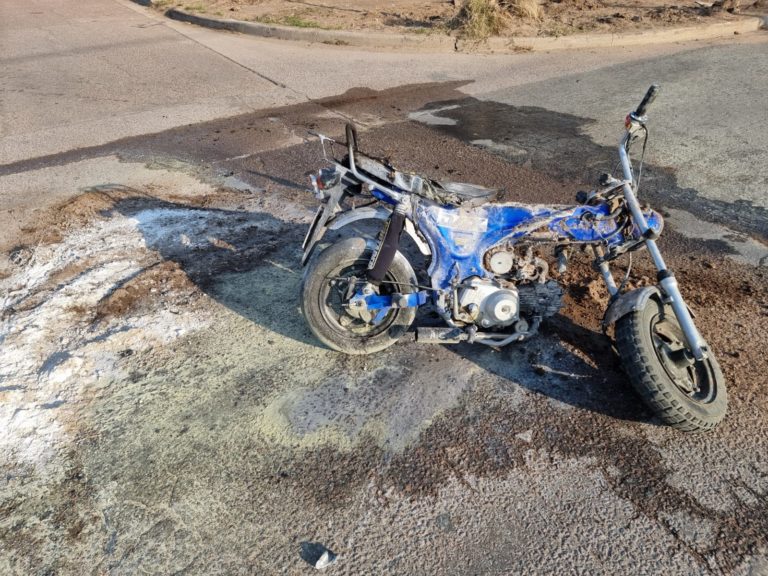 Moto chocó contra una camioneta y comenzó a prenderse fuego. El conductor habría resultado con posible fractura