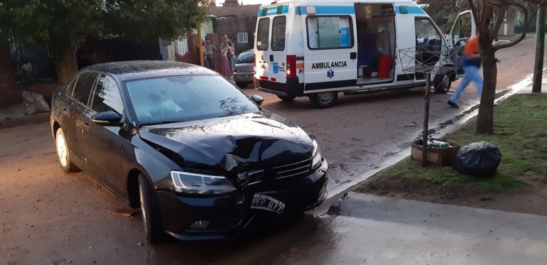Un auto chocó contra un árbol y terminó su marcha a unos 100 metros
