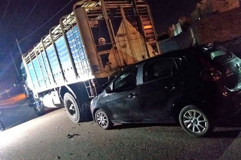 Un auto se incrustó contra un camión estacionado en 300 y 105