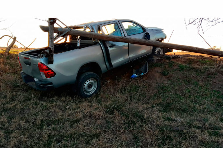 Un joven de 24 años murió electrocutado en Rancul tras chocar su camioneta contra un poste de luz