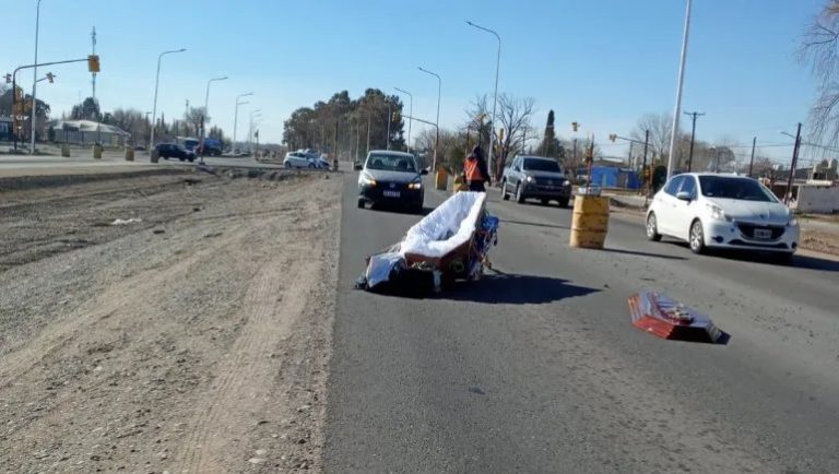 Neuquén: Un coche fúnebre perdió el cuerpo en plena Ruta 22