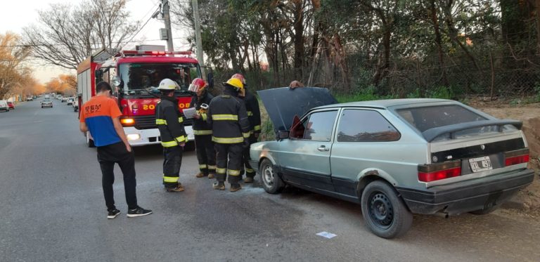 Un buen vecino ayudó a controlar y sofocó un principio de incendio de un auto