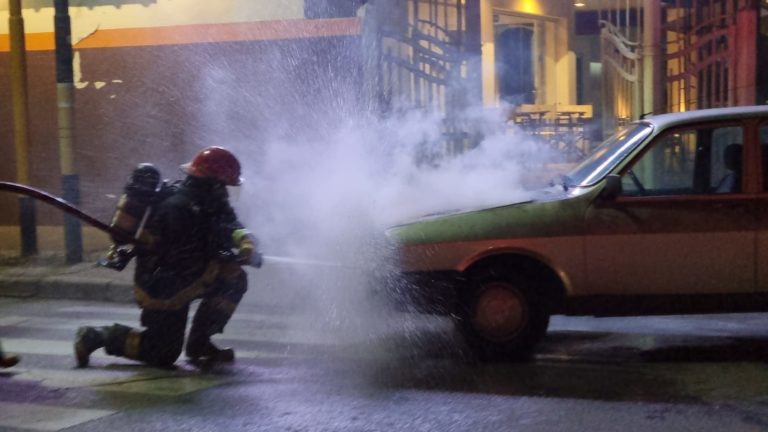 Bomberos sofocaron principio de incendio en un auto