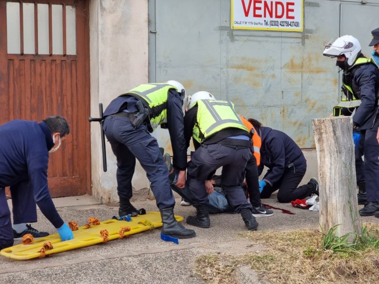 Trasladan urgente a una persona al hospital después de caer y golpearse la cabeza en la vía pública