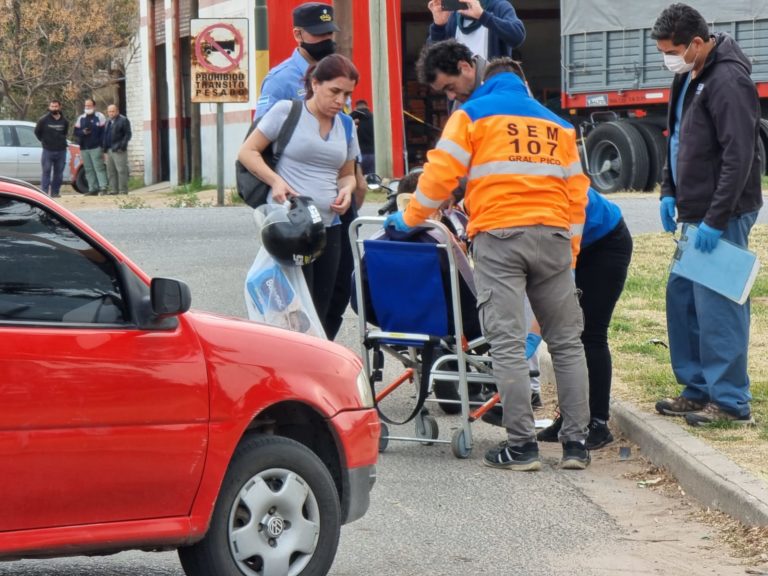 Se descompensó mientras circulaba en su moto y terminó colisionando un vehículo
