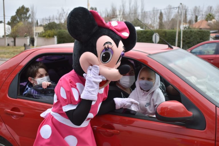 Emotiva caravana sorpresa de familiares y amigos recibió a Francesca, una niña pampeana que superó una dura enfermedad oncológica