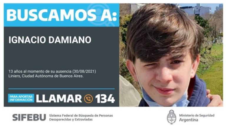 Desesperada búsqueda de Ignacio en Villa Lugano: una cámara captó el momento en que el nene tira el celular y se va corriendo