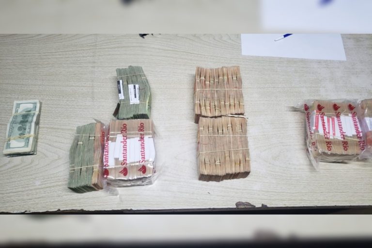 Demoran a una pareja que viajaba con $5 millones y 16 mil dólares sin declarar