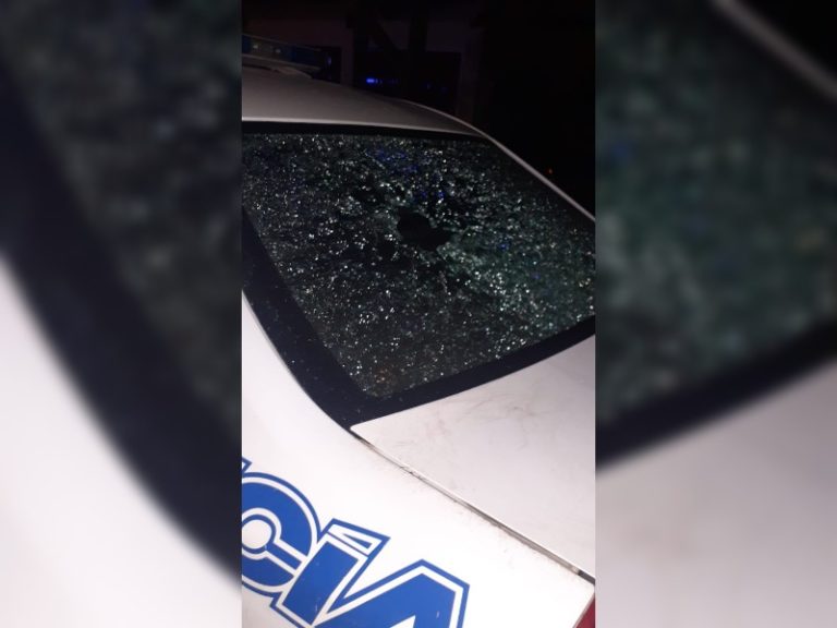 11 demorados, un patrullero dañado y 3 motos retenidas dejó como saldo un procedimiento de identificación en horas de la madrugada