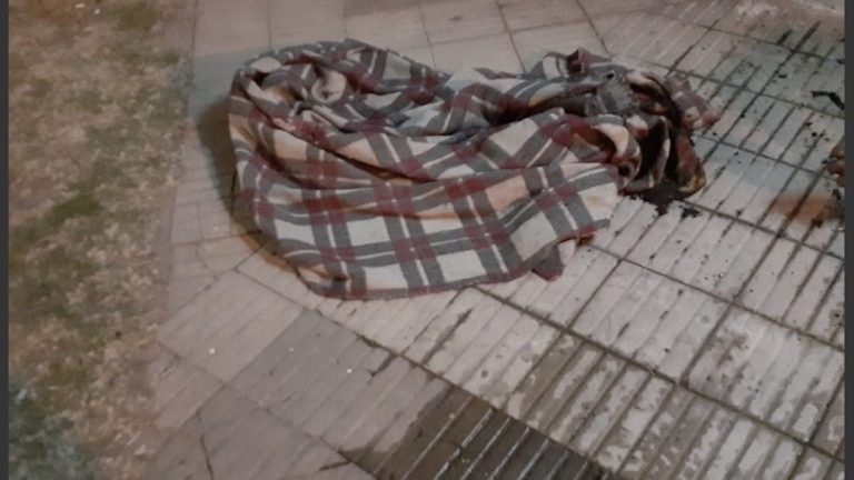 Rosario: prendieron fuego a un hombre en situación de calle, tiene el 90% del cuerpo quemado