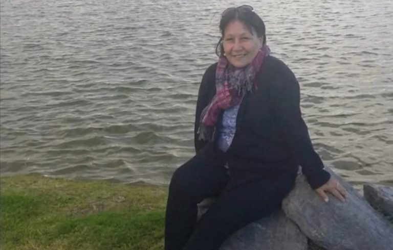 Morir de miedo: quién era la mujer que sufrió un paro cardíaco en medio de una balacera en Rosario contra una concesionaria de autos