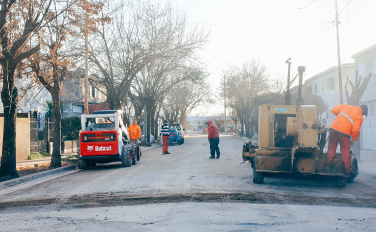 Avanzan las obras de asfalto en distintos barrios de General Pico