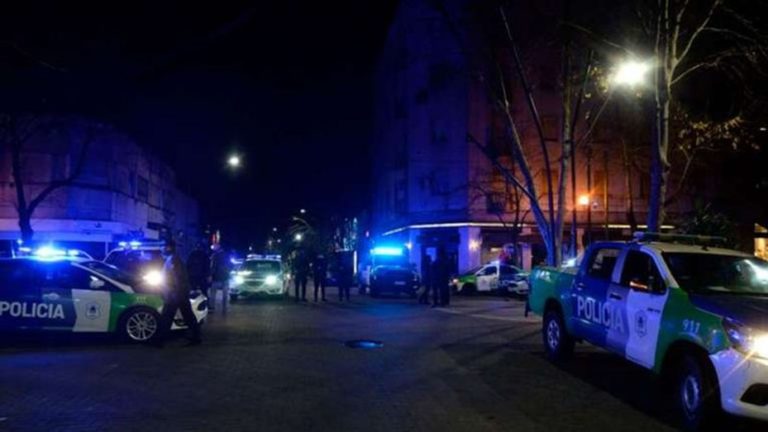 Una mujer policía mató a dos delincuentes que la intentaron asaltar en Merlo