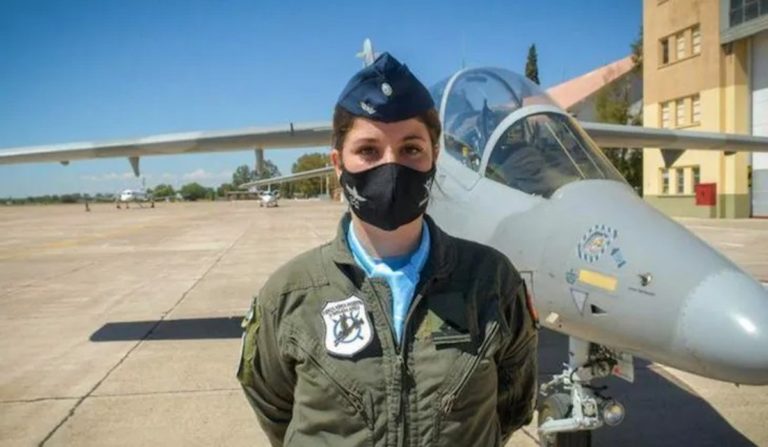 Es la primera piloto de combate del país y denunció acoso laboral