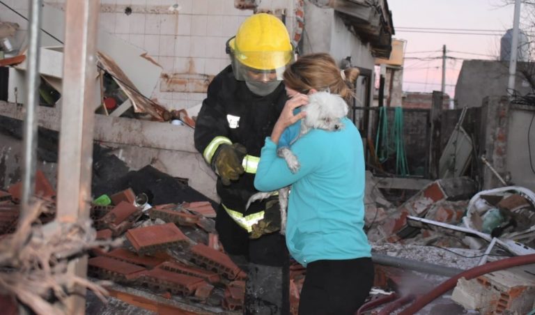 Fuerte explosión derrumbó una vivienda en Santa Rosa: No había personas en la casa, sólo una mascota que afortunadamente pudo salir con vida