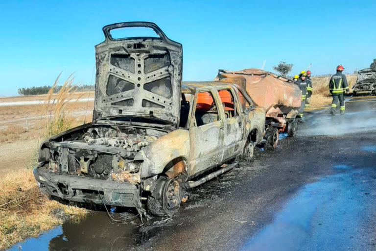 [VIDEO] Impresionante incendio tras chocar dos camionetas en el acceso a Larroudé, una de ellas tenía una cisterna con combustible