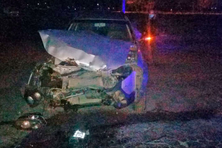 Accidente en el paso a nivel del aeropuerto entre un camión y una camioneta Fiat