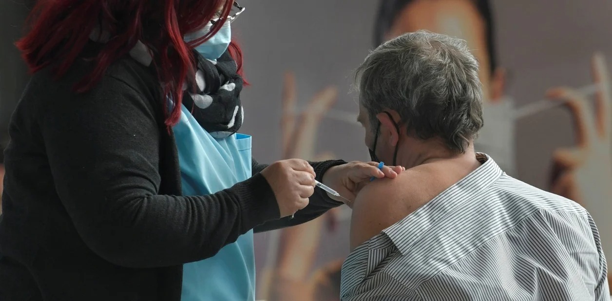 Estudios hechos en Argentina confirman que las combinaciones de vacunas contra el Covid son seguras
