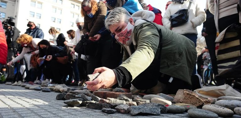 Con epicentro en Olivos y Casa Rosada, homenajean a las víctimas del Coronavirus en la “Marcha de las piedras”