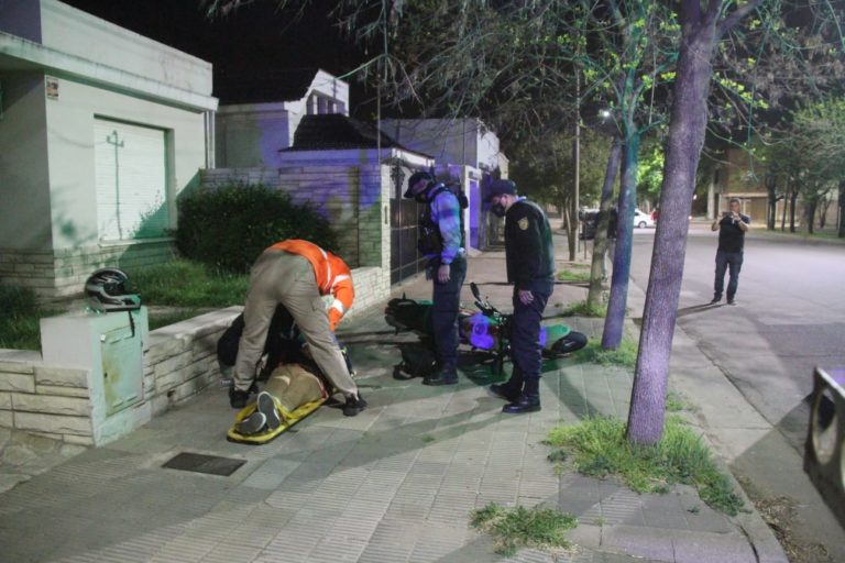 Fuerte accidente: Conductor y su motocicleta terminaron arriba de la vereda