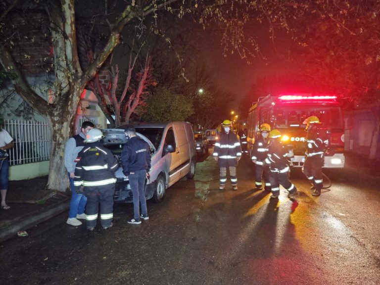 Principio de incendio de una camioneta: el dueño fue quién controló la situación
