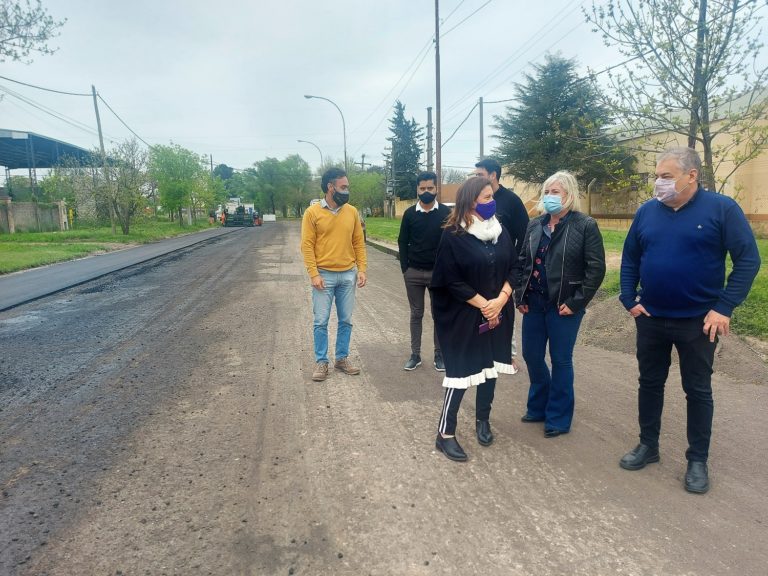 Alonso y Bongiovanni visitaron la obra de asfalto en el Parque Industrial
