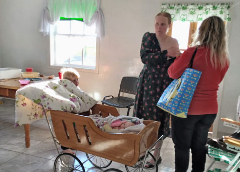 Casa por casa, derribando mitos con información, el equipo de salud comenzó a vacunar la población de Colonia Menonita