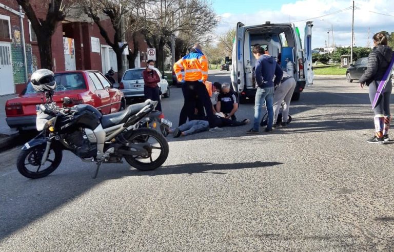 Hospitalizaron un motociclista que perdió el control de la moto y cayó sobre el asfalto