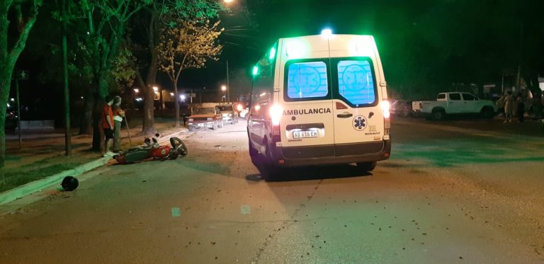 Accidente en la madrugada dejó a un motociclista con una pierna fracturada