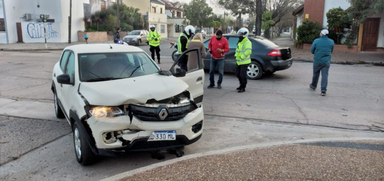Choque entre vehículos y sin lesionados en la mañana piquense
