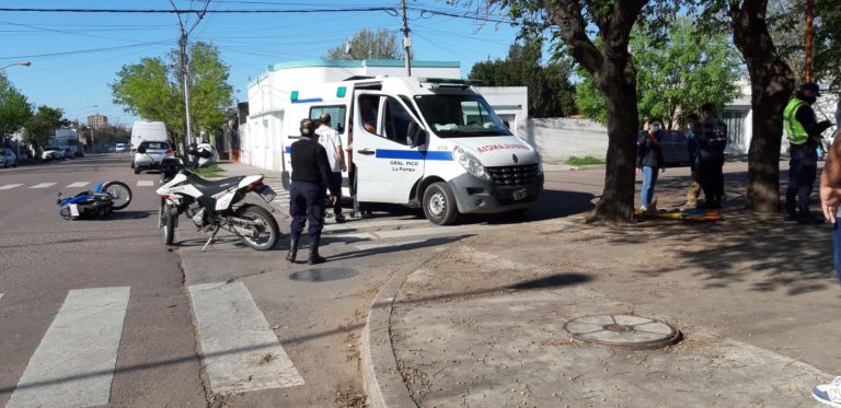 Sin hospitalizados después de colisionar una moto con un auto