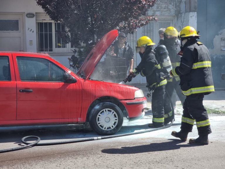 Se prendió fuego un auto a metros del centro piquense