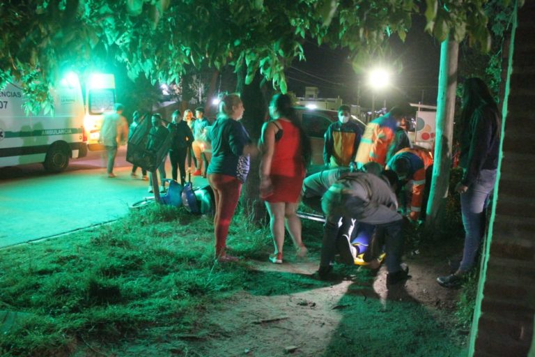El joven accidentado se encuentra con pronóstico reservado y la acompañante con una fractura en uno de los brazos