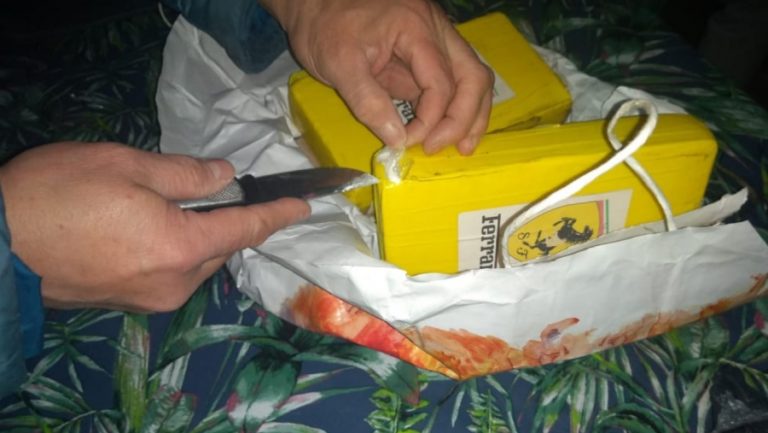 Detectan un sujeto con 3 kilos de droga e intentó sobornar a la Policía