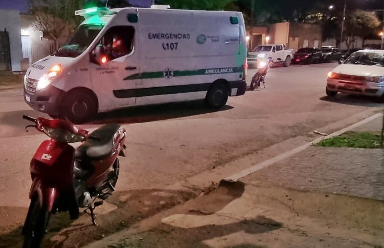 Se le cruzó un perro y terminó lesionada luego de caer sobre el asfalto