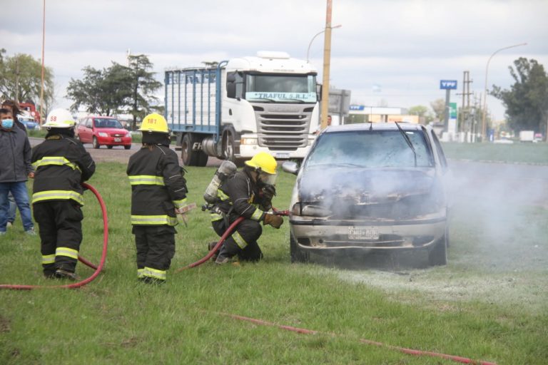 General Pico: Un auto se prendió fuego cuando circulaba en la rotonda “El Aeroplano”