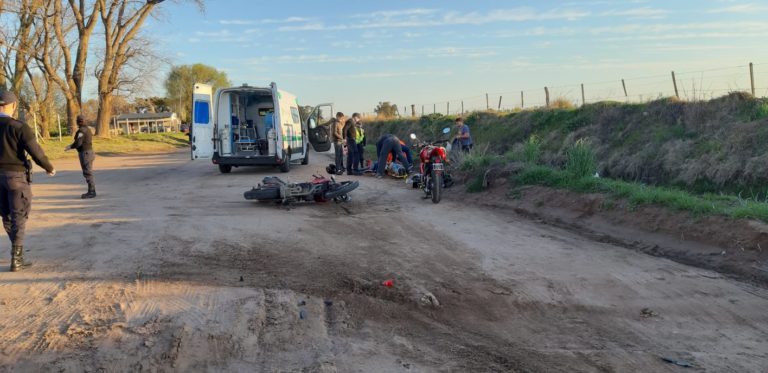 Motociclistas hospitalizados: Agarraron un pozo y perdieron el control del rodado