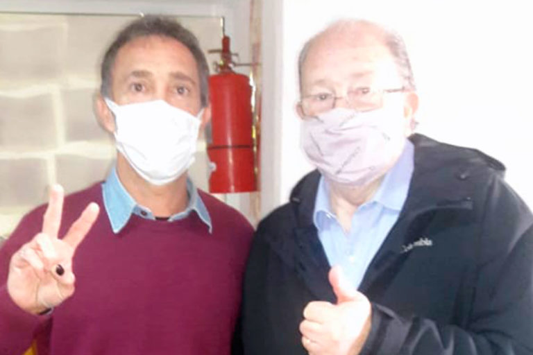 El ex gobernador Carlos Verna ya votó y se sacó una foto con el fiscal de mesa