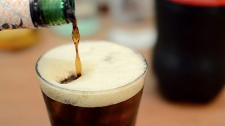 Mendoza: Compraron fernet de buena marca a muy buen precio y resultó ser agua con tinta