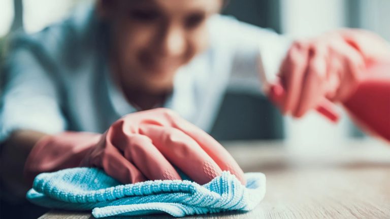 Empleadas domésticas: cómo acceder al programa que paga el 50% del sueldo de trabajadores de casas particulares