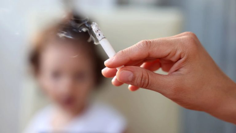 Encontraron restos de nicotina en el 70% de los hijos de fumadores