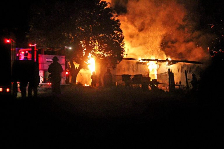 Se incendió por completo una vivienda precaria
