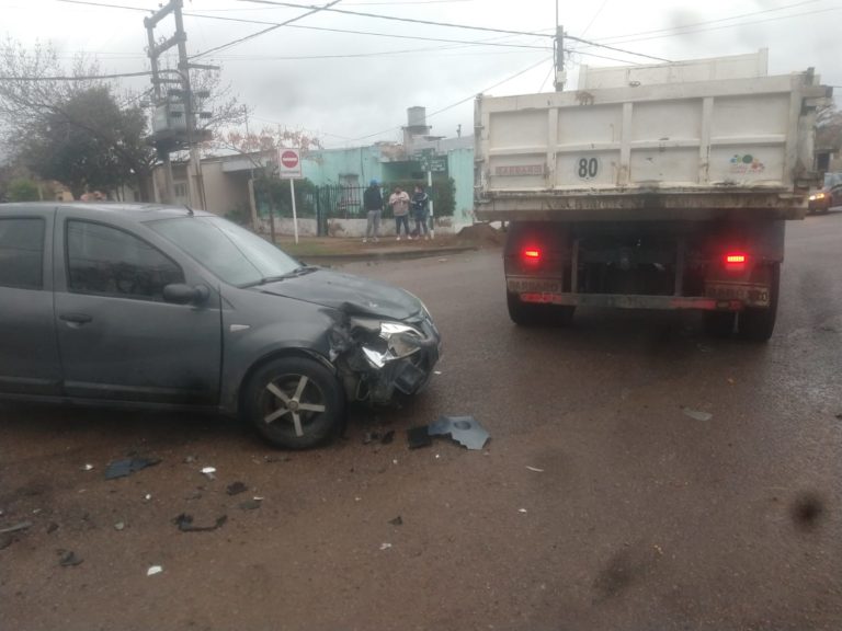 General Pico: Choque entre auto y camión en calle 1 y 38