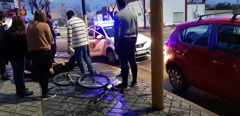 Ciclista terminó hospitalizado con un golpe en la cabeza tras caer por un pozo en el asfalto