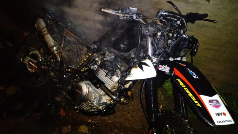 General Pico: Robaron dos motos y una terminó envuelta en llamas